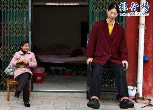 世界上最高的女人曾金莲18岁身高248米穿60码的鞋