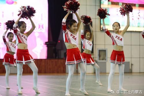 当日,呼和浩特中小学啦啦操大赛在当地一所中学体育馆展开比拼,啦啦操