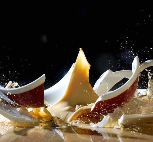 宝贝在自助餐厅摔碎了盘子, 爸爸的做法对还是奶奶的做法对?