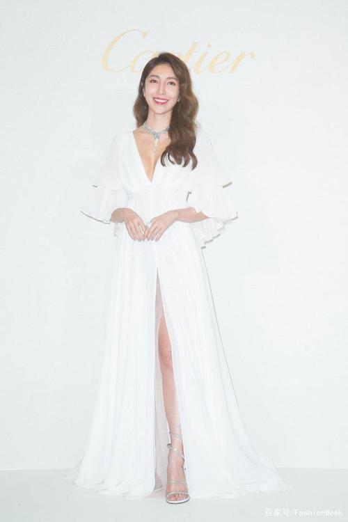 杨谨华雪纺开叉裙秀性感,曲线身材大方展露,白色基调