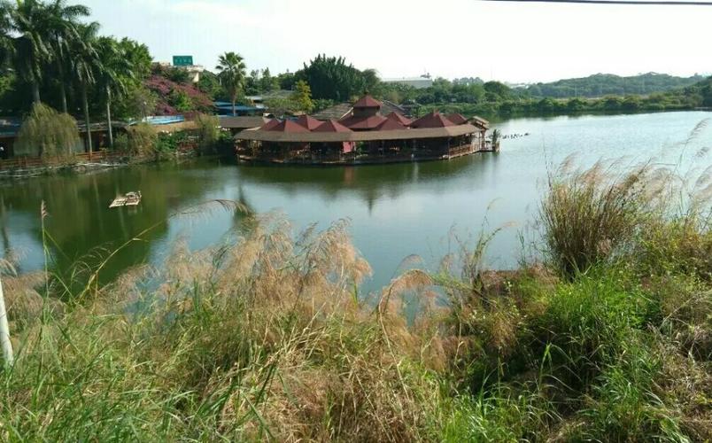 蒙花布村,此小村在江心一小岛上,风景秀丽,近年开发成农家田园度假村