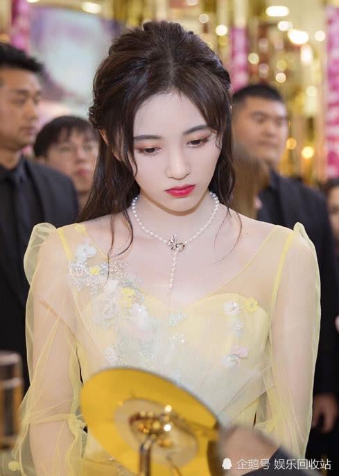 鞠婧祎的脸到底有多小?当她和王俊凯同框后,网友:像极