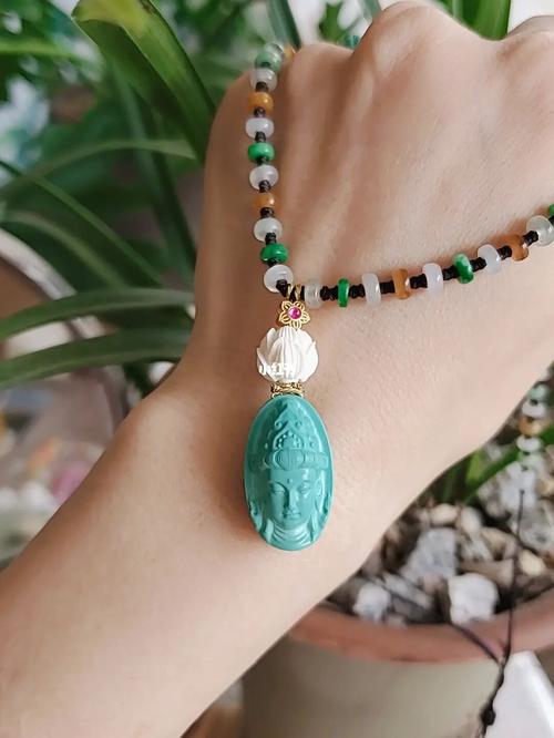 绿松石吊坠_绿松石_吊坠_穿搭_时尚_配饰