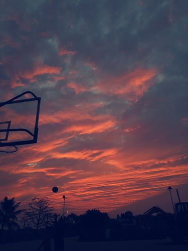篮球框下的日落摄影