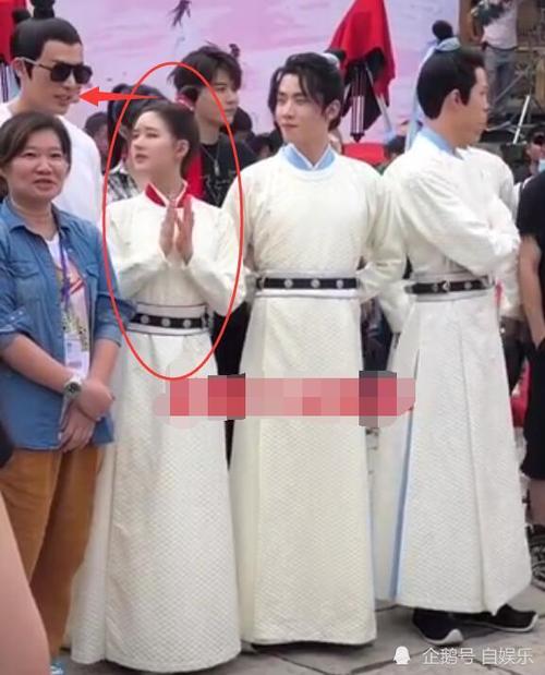赵露思和鞠婧祎一个身高?站在183任豪187徐开骋中间,瞬间暴露了
