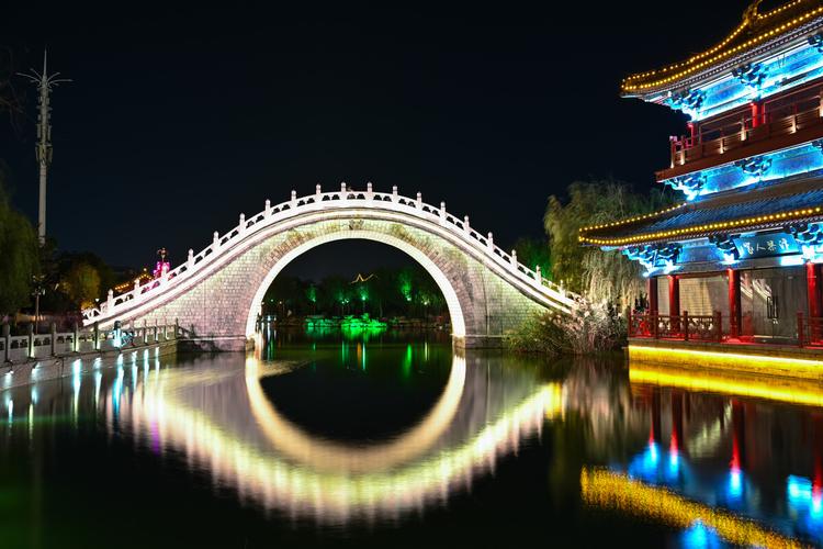 中国河南开封清明上河园七盛角夜景