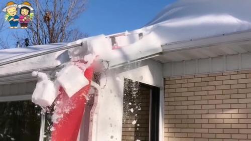 简单实用的除雪工具,往上一推屋顶厚厚的积雪,就会一块块掉下来
