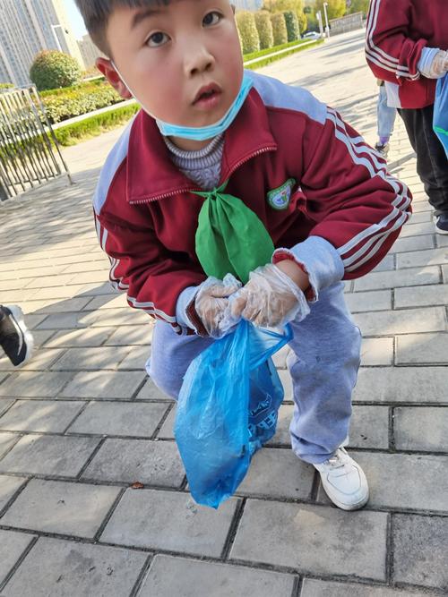 环境和我们的生活息息相关,垃圾不乱丢,爱护公共卫生,保护环境从我