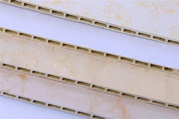 刮平用工具:塑料刮板和宽面短毛刷;对比:集成装饰板不需要将墙面处理
