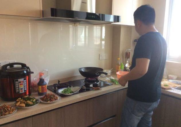 乔迁新房,老公下厨庆祝,亲戚都说背景墙大气,我认为柜子最漂亮