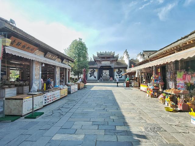 走进汉中勉县诸葛古镇,这里有仿古建筑,仿古亭台楼阁,兵器馆,演艺剧团