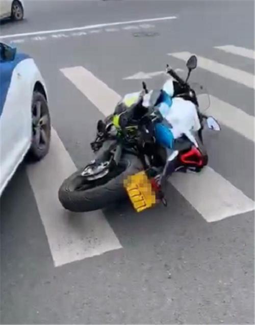 首台春风250sr摩托车出事故,车价5位数,挂7777牌,车牌比车拉风