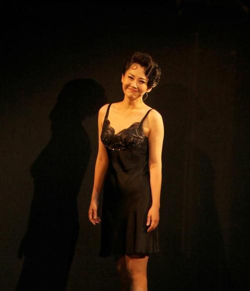 许晴身材管理太棒了!黑色吊带裙穿出3d感,轻熟气质太迷人