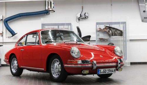 1963年,由亚历山大·保时捷设计的保时捷911(参数|询价)于当年的