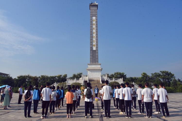 缅怀先烈,点亮青春——南中社旗籍学子走进烈士陵园开展社会实践活动