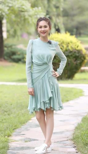 程莉莎的身材好似二次发育,不仅比例不输小姑娘,感觉还挺有肉感