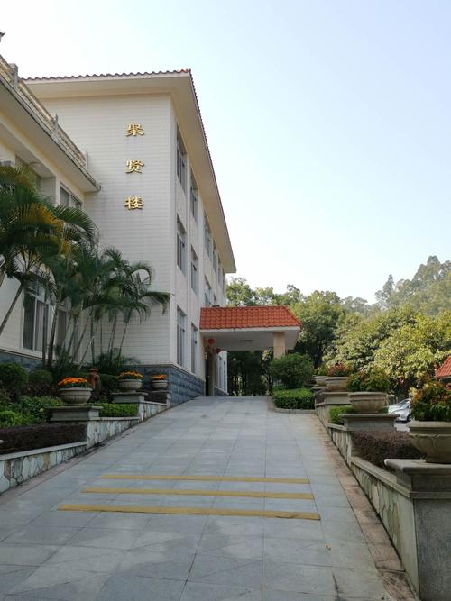 广州市番禺疗养院,座落在广州市番禺区著名的大夫山森林公园