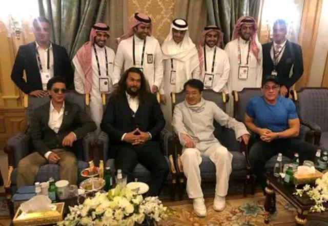 在迪拜拍摄碟中谍时根本没有这样的待遇合影迪拜王子齐刷刷地望向成龙