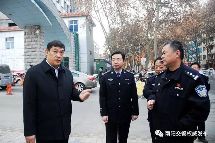 交通管理支队支队长崔春晖陪同下深入南阳大统岗市医院交警执勤点