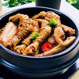 晚餐2018年4月10日        徽州名菜—三宝锅 腌制好鸭脚包. 鸭翅.