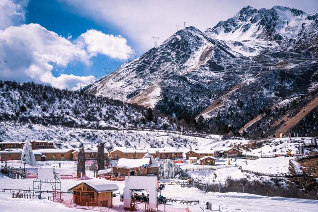 鹧鸪山冰雪世界鹧鸪山冰雪世界不愧是玩雪圣地,这里处处都是浪漫干净