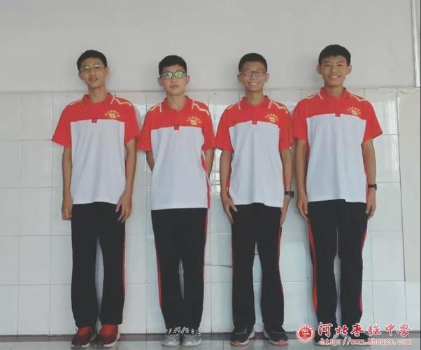 的校服呐,同学们毕业了可以留作纪念,毕竟高中三年极有可能是我们一生