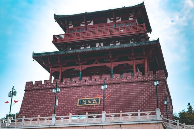 并把这里定为国都 以"以武而昌"之意,改名武昌 这就是鄂州"古武昌"