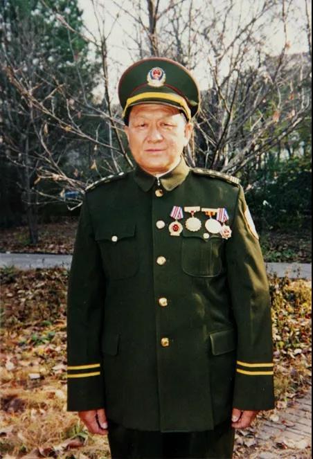 复杂案件的侦破 都少不了他的身影 1994年乌国庆身穿警服的资料照片