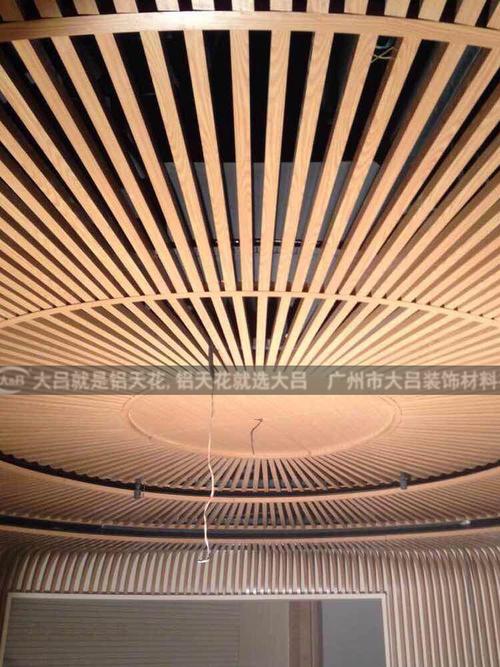 工装天花吊顶材料木纹铝方通 铝合金条形铝扣板 方管条形板铝挂片