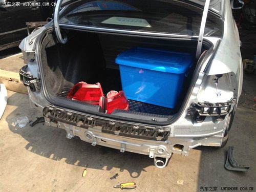 新桑塔纳加装后防撞钢梁