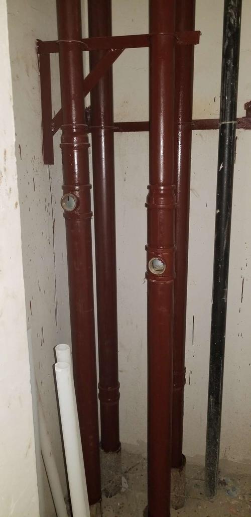 4层管井间安装分水器 地暖管刷防锈漆