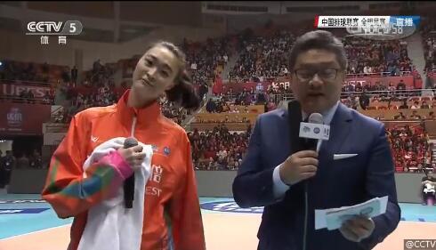 惠若琪与先辈张斌同场主持,现场还卖了个萌