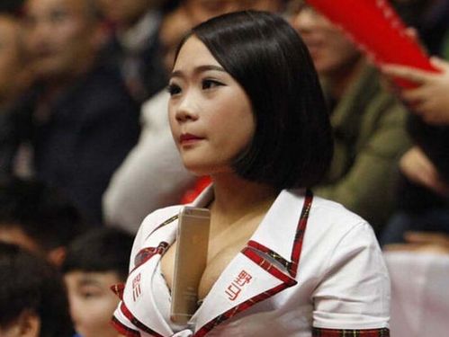 川妹子高调模仿乳神胸夹手机惊艳cba