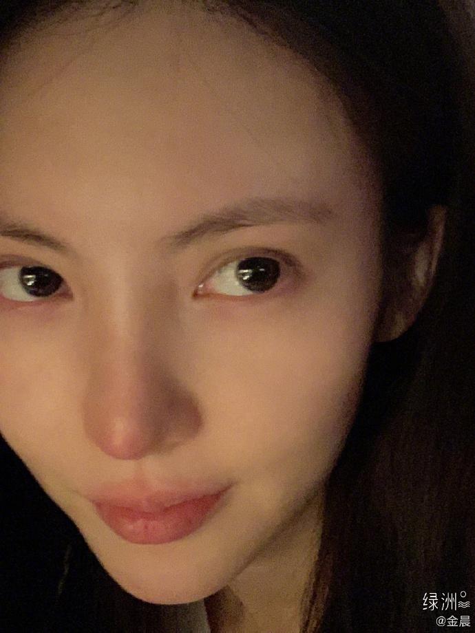 金晨晒自拍摆手势搞怪,透露一直想做个谐星