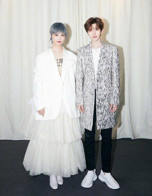 两代选秀顶流同框!李宇春蔡徐坤台上拥抱台下合影