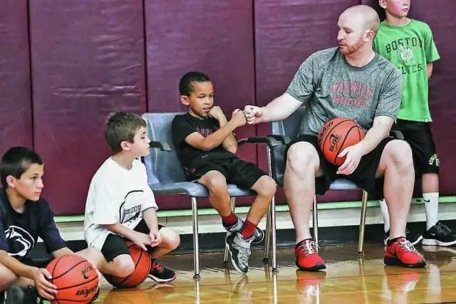 用拳头和孩子打招呼