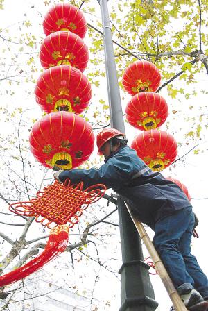 新年大红灯笼沿街高高挂