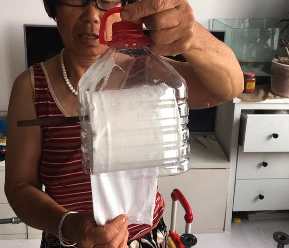 大矿泉水桶制作卫生纸抽方法图解