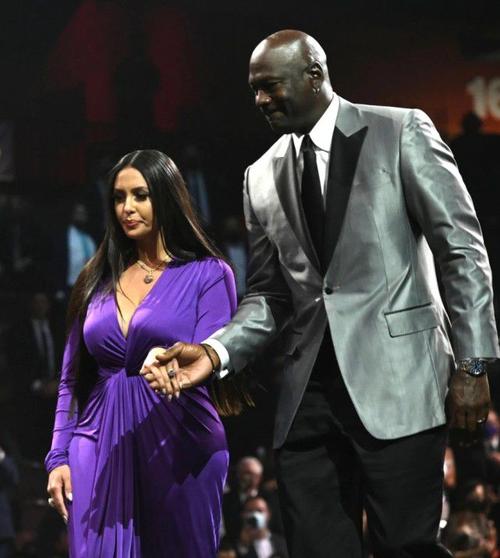 58岁乔丹一点不见老啊t恤配格纹裤科比妻子独自亮相令人心疼