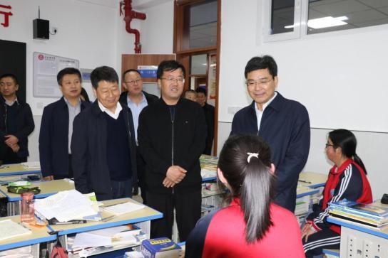 雷兴平调研指导子长市中学新校区运行情况