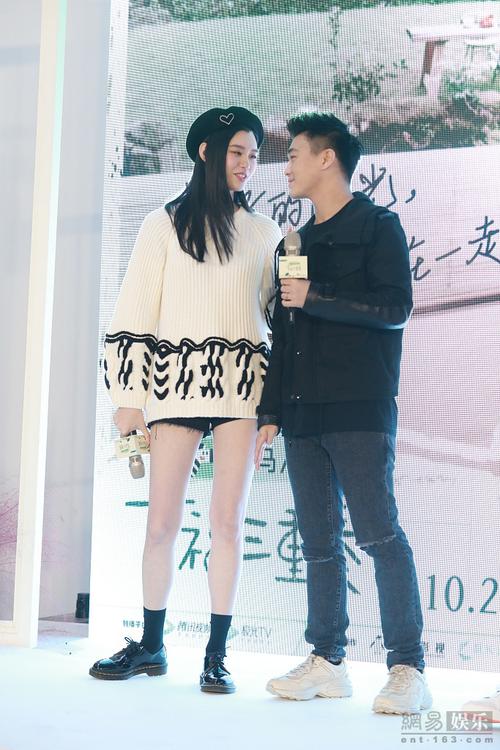 奚梦瑶与老公何猷君同台 二人对视满眼爱意