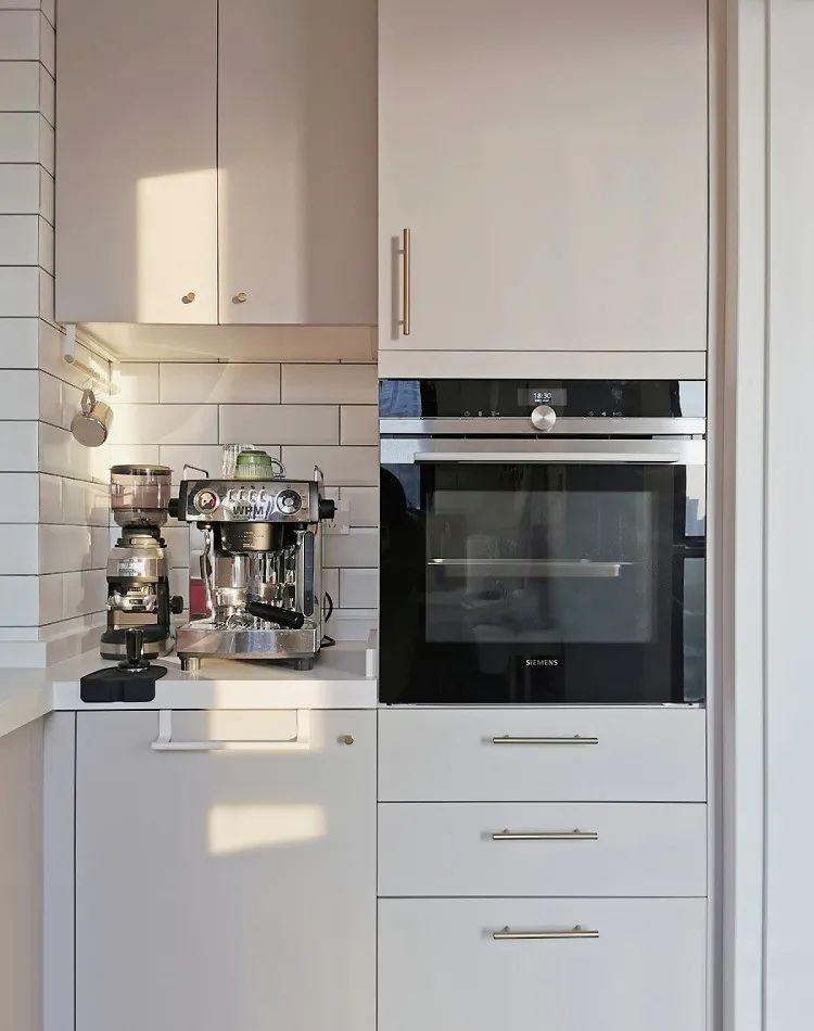 没有过多着墨的厨房   遍布的是经典黑白灰   简约