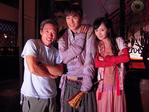 仙剑三旧照,杨幂刘诗诗抱住胡歌,胡歌嘟嘴一脸不愿意