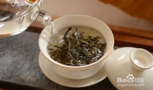 然后注入适量的开水冲泡茶叶.