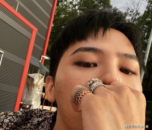 权志龙久违晒照怼脸自拍暴露皮肤瑕疵毛孔和痘痘一览无余