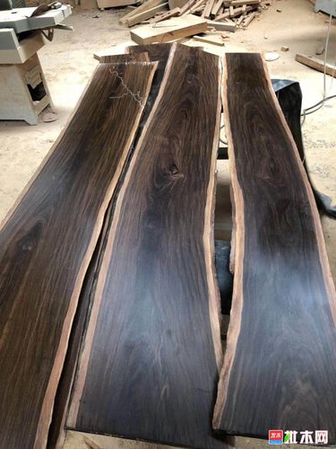 所罗门黑紫檀,密度1.2到1.3,口径50左右,出材率高,媲美紫光檀.