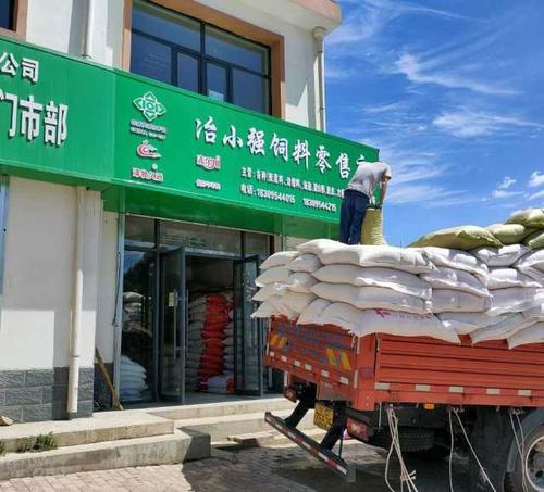 大湾乡供销社饲料店在进货.jpg