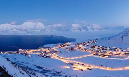这个城市就是世界最北端的朗伊尔城,朗伊尔城位于挪威属地的一个小岛