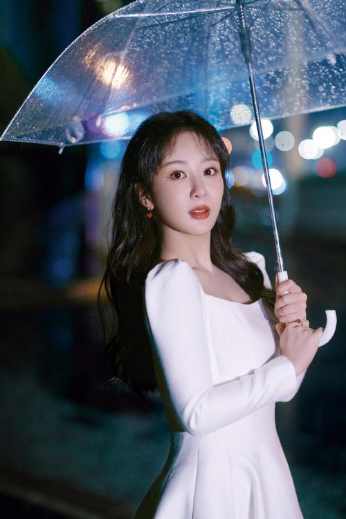 杨紫雨中纯欲风写真##杨紫白色方领连衣裙