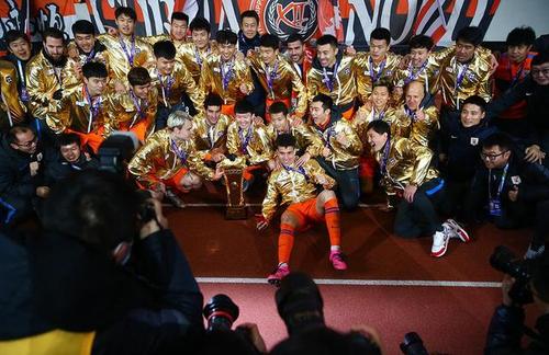 中国足协杯决赛中,山东鲁能泰山队以2比0战胜江苏苏宁易购队,夺得冠军